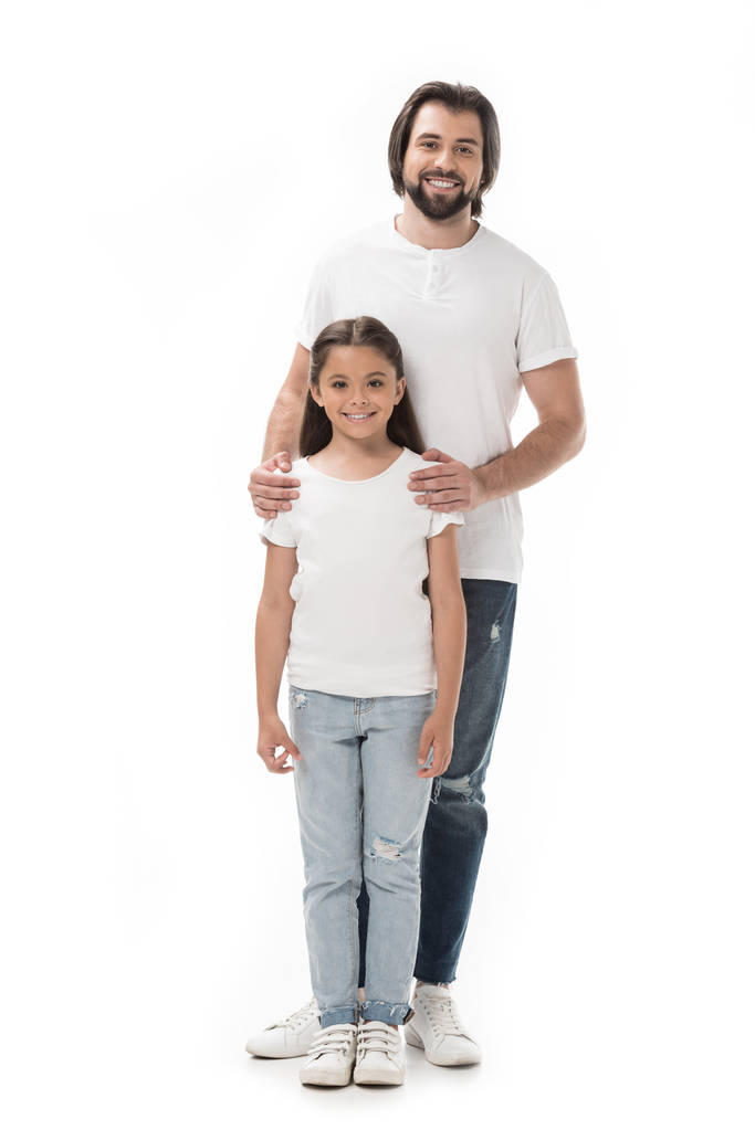 sorrindo pai abraçando pequena filha isolada no branco
 - Foto, Imagem