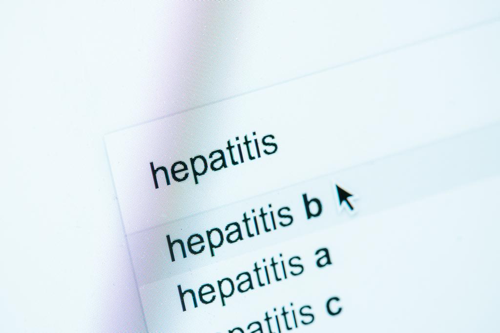 vista de cerca de la pantalla del ordenador con letras hepatitis a, b, c, concepto del día mundial de la hepatitis
 - Foto, imagen
