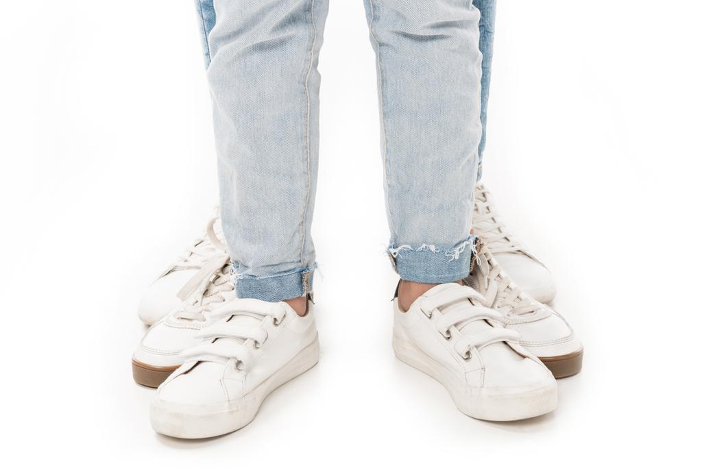 vue partielle de la famille en jeans et chaussures blanches isolées sur blanc
 - Photo, image