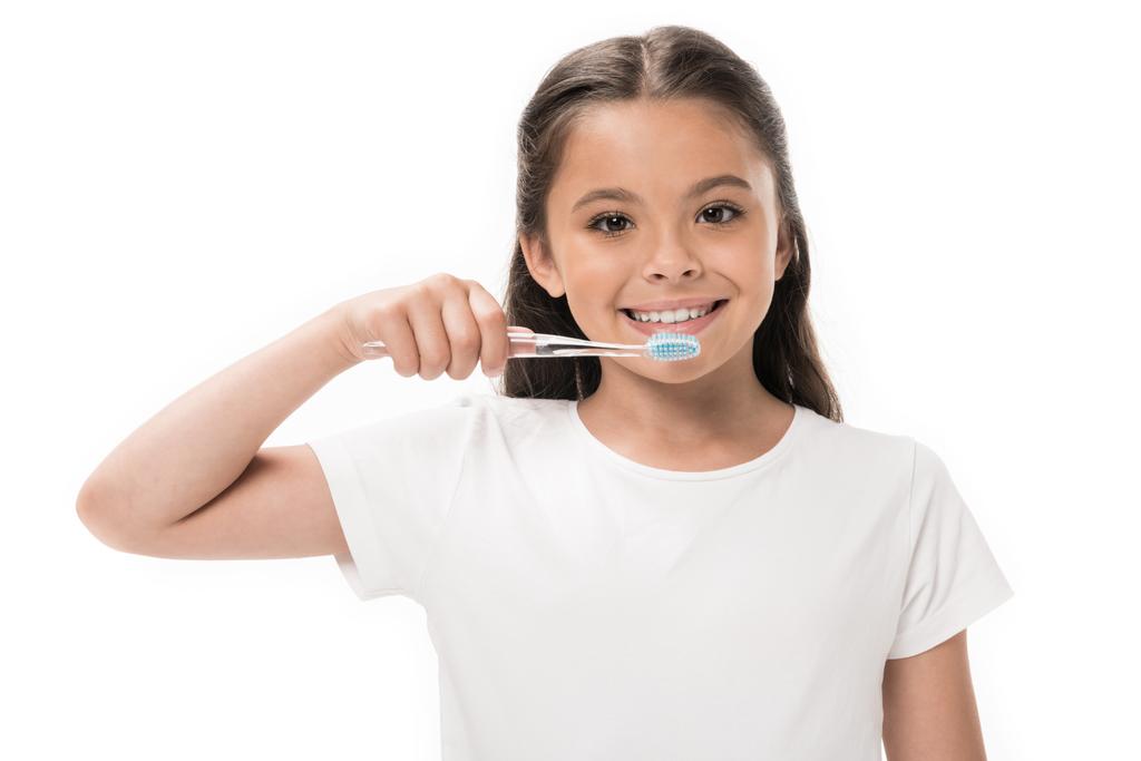 歯ブラシを白で隔離カメラ目線で笑顔の子供の肖像画 - 写真・画像