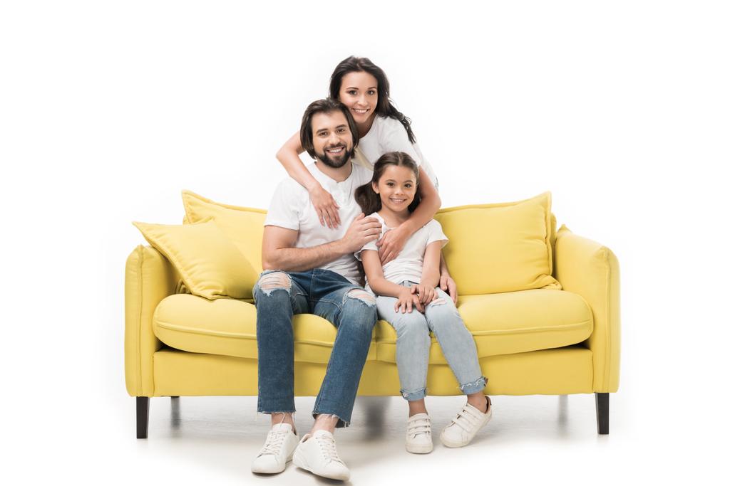 mosolygó nő átölelve család elszigetelt fehér sárga kanapé - Fotó, kép