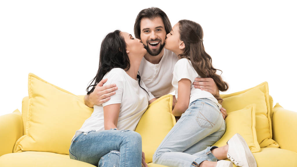 портрет матери и дочери на желтом диване целоваться счастливый отец изолирован на белом
 - Фото, изображение