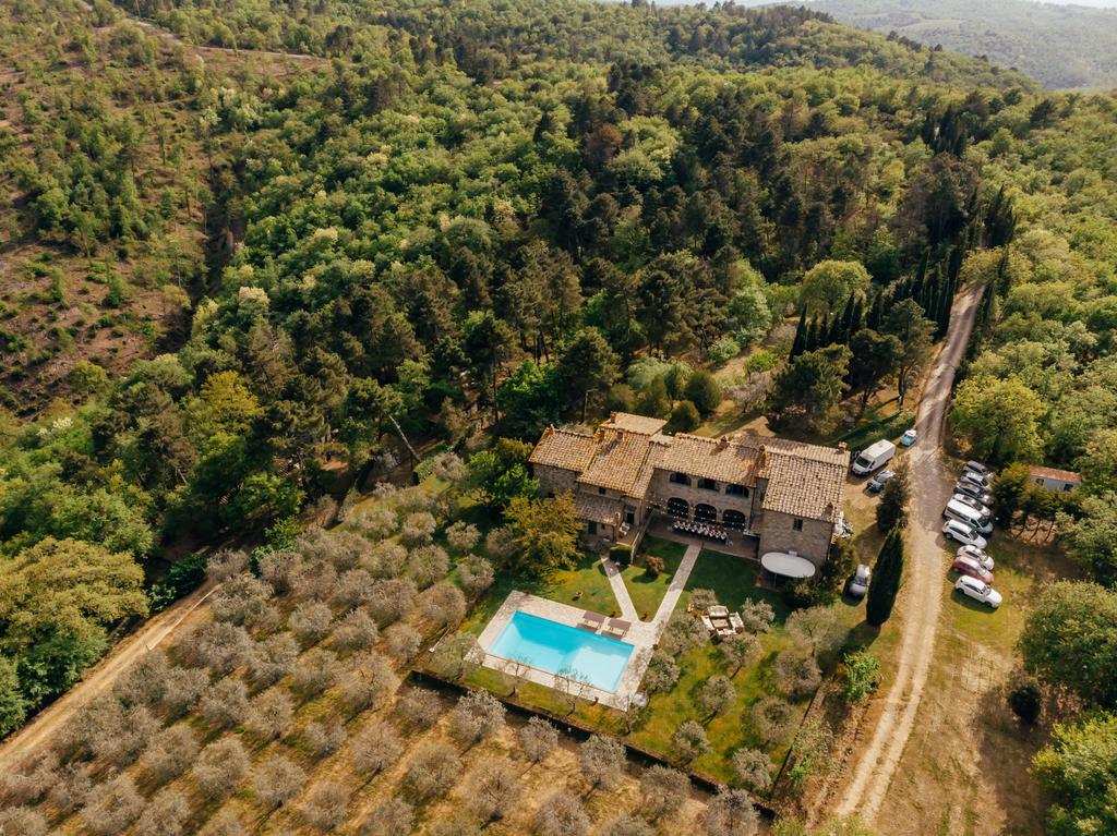 Luftaufnahme einer Villa mit Schwimmbad in Waldnähe in Italien  - Foto, Bild