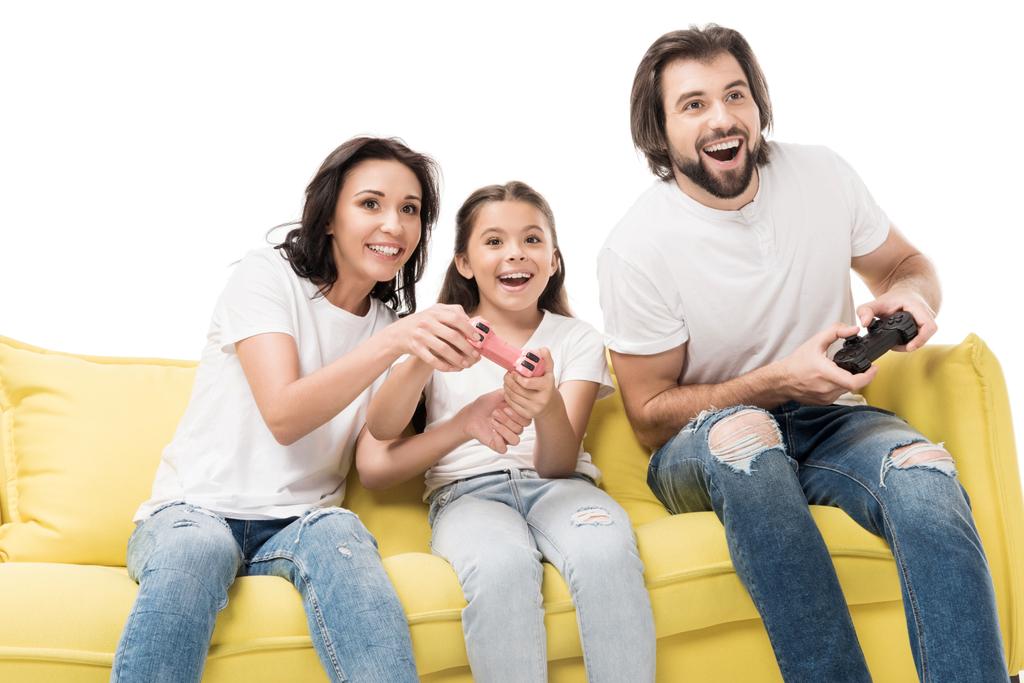 Porträt einer glücklichen Familie, die gemeinsam Videospiele spielt, isoliert auf Weiß - Foto, Bild