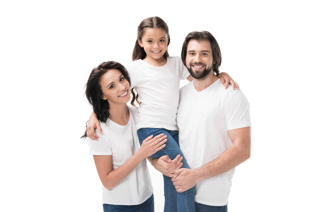 Porträt einer glücklichen Familie in weißen Hemden, die isoliert auf weiß in die Kamera blickt - Foto, Bild