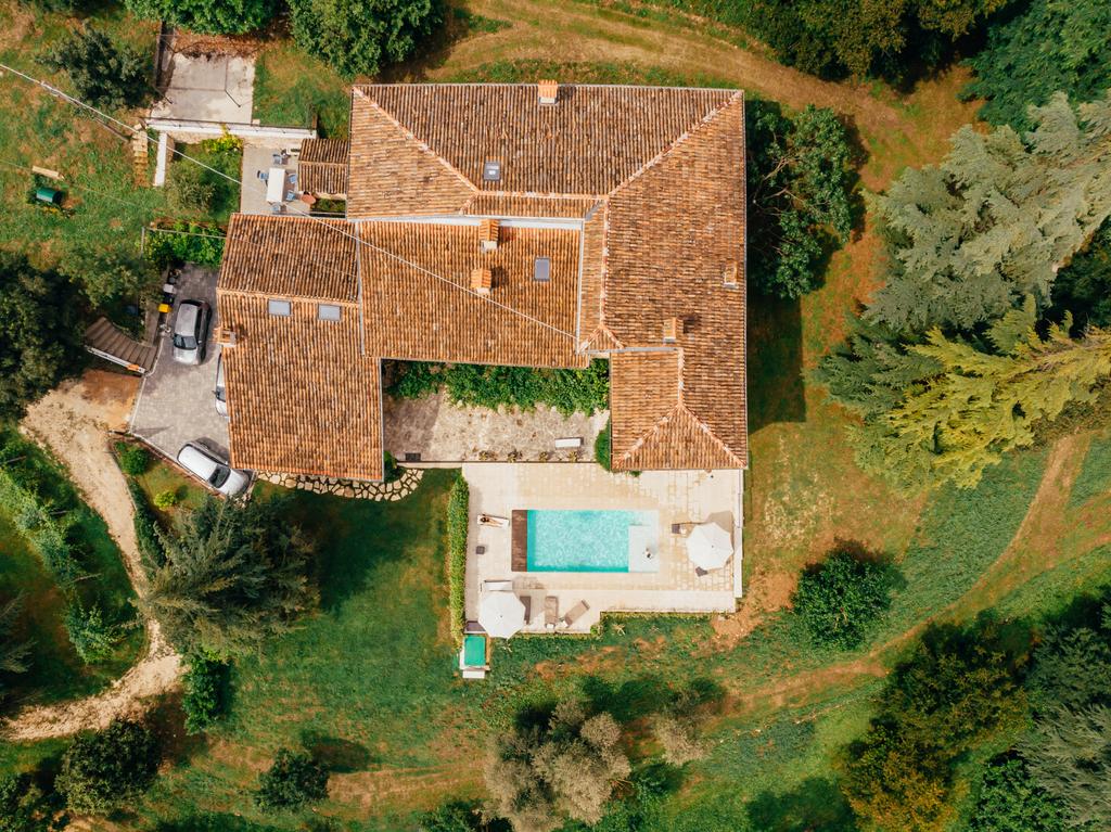 bovenaanzicht van paar rusten bij zwembad in de buurt van villa in Italië - Foto, afbeelding
