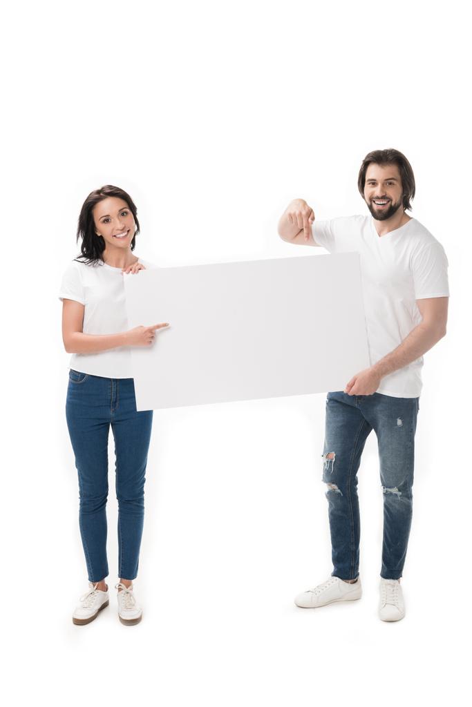 улыбающаяся пара, указывающая на пустой баннер, изолированный на белом
 - Фото, изображение