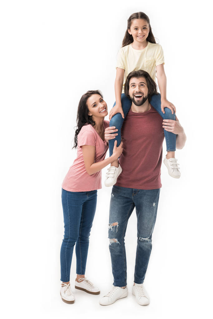 šťastná rodina s dcerou při pohledu na fotoaparát izolované na bílém - Fotografie, Obrázek