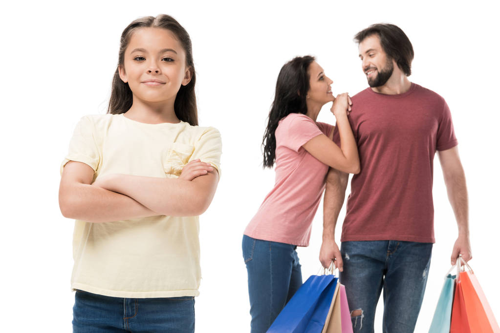 valikoiva painopiste pieni lapsi ja vanhemmat ostoskassit takana eristetty valkoinen
 - Valokuva, kuva