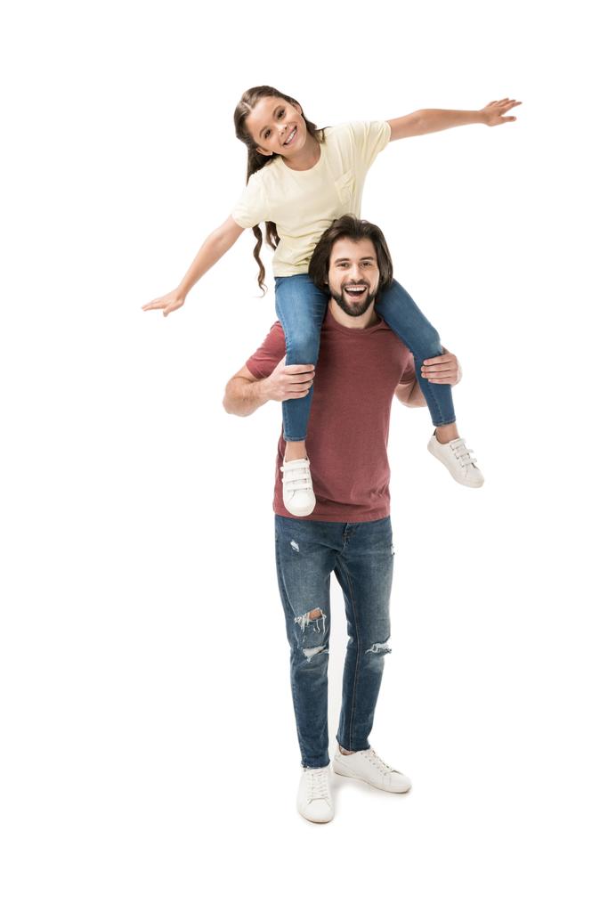 vrolijke dochter zit op vaders nek geïsoleerd op wit - Foto, afbeelding
