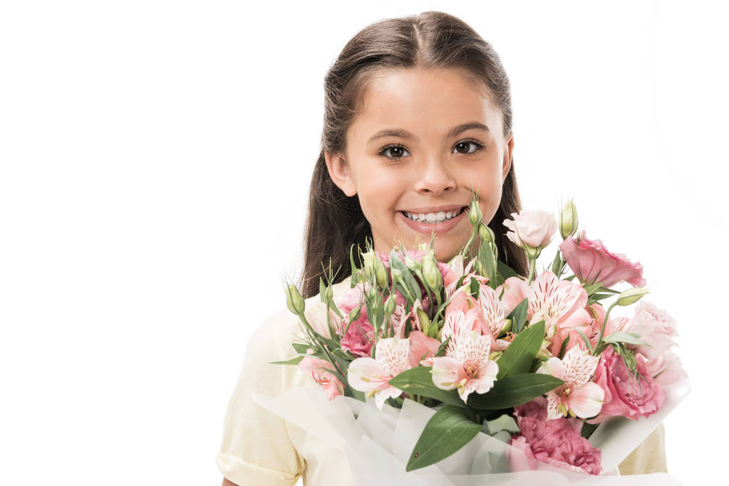 白で隔離の花の花束を持つ笑顔の子供の肖像画 - 写真・画像