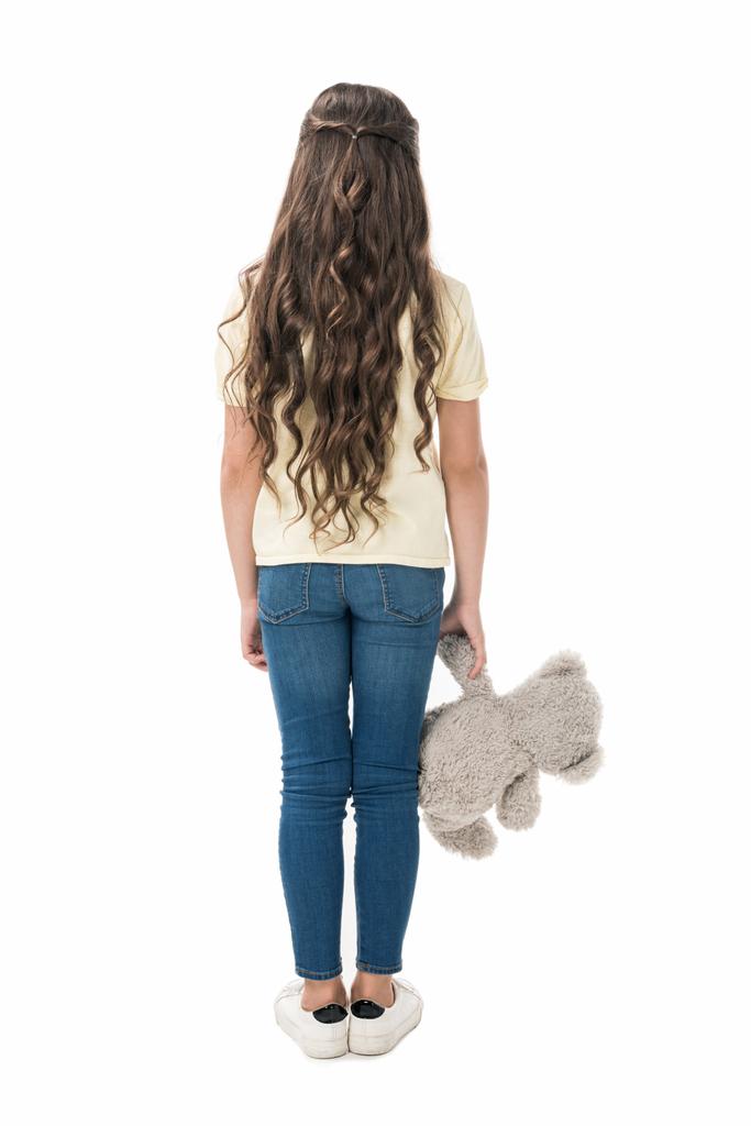 visão traseira da criança com ursinho de pelúcia na mão de pé isolado no branco
 - Foto, Imagem