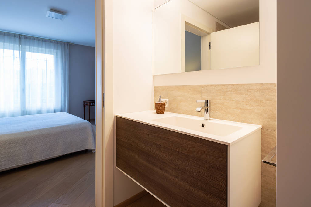 Cuarto de baño moderno con acabados de madera y mármol, baño elegante. No hay nadie adentro
 - Foto, Imagen