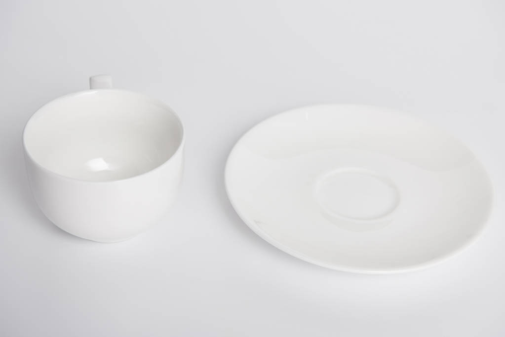 крупним планом вид на тарілку і миску на білому столі, мінімалістична концепція
 - Фото, зображення