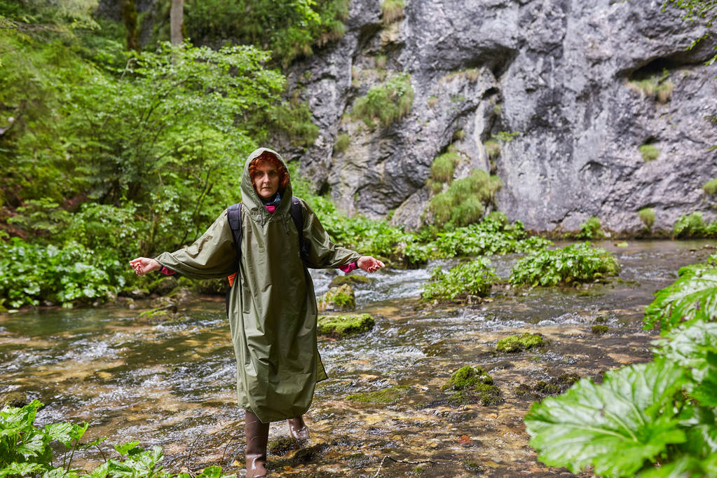 Wandelaar dame met rugzak op een parcours over de rivier - Foto, afbeelding