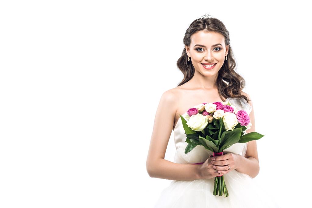 retrato de cerca de la novia joven en vestido de novia con pendientes y tiara ramo de celebración aislado en blanco
 - Foto, imagen