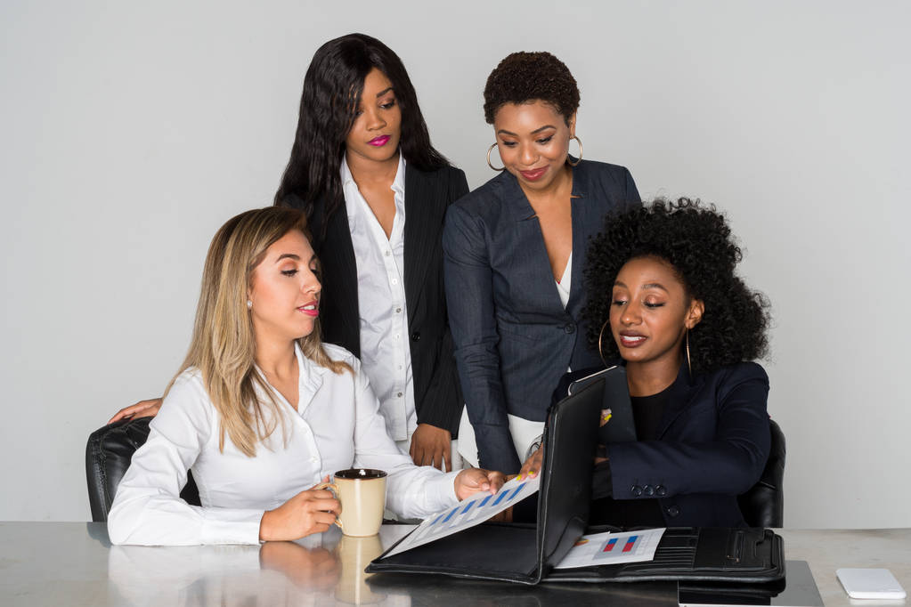 Группа из четырех латиноамериканских и африканских бизнесвумен
 - Фото, изображение