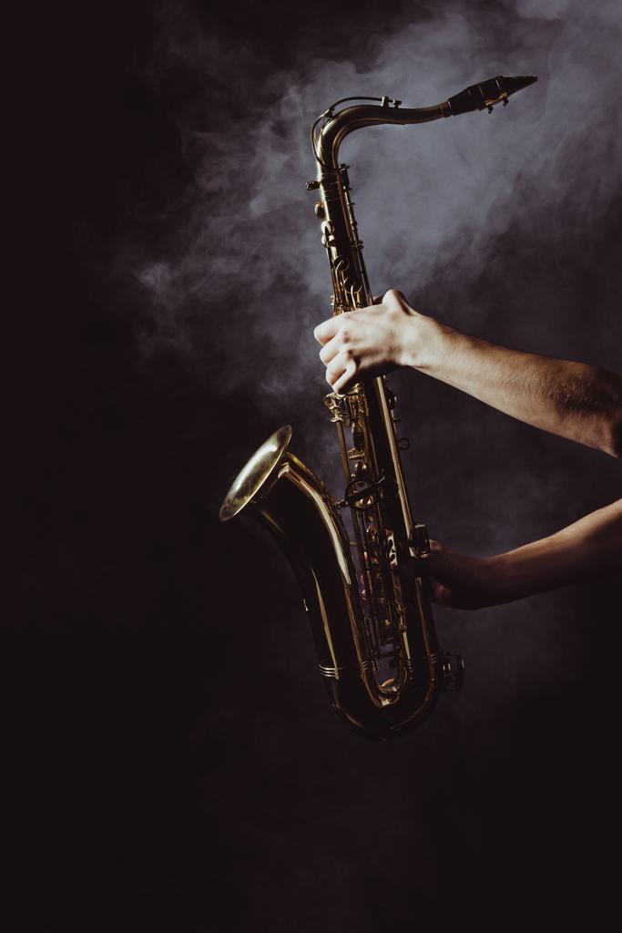 rajattu kuva muusikko tilalla saksofoni savuna musta
 - Valokuva, kuva