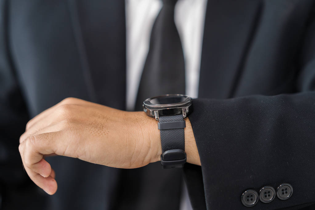 mão de perto de homem de negócios com relógio inteligente
 - Foto, Imagem