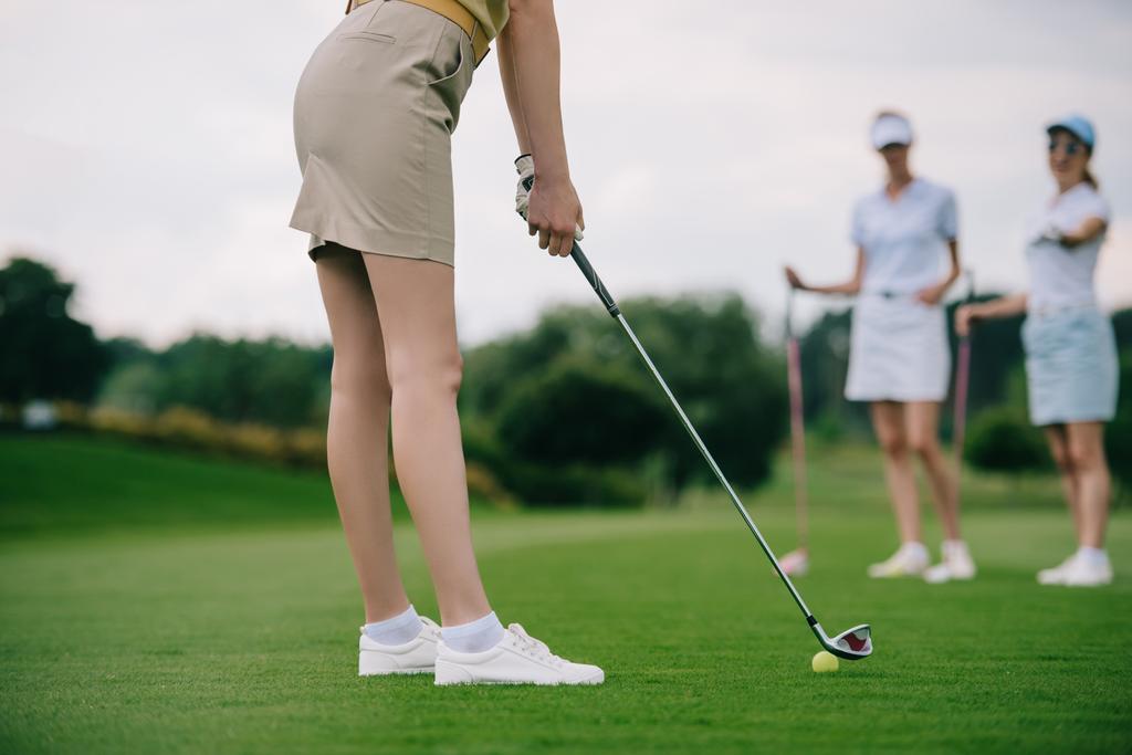 女性ゴルフ場で近くの友人とゴルフの部分的なビュー - 写真・画像