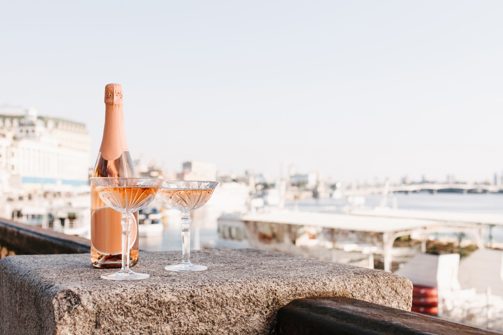 İki bardak ve şişe şampanya yakından görmek setin riverside, Tarih  - Fotoğraf, Görsel