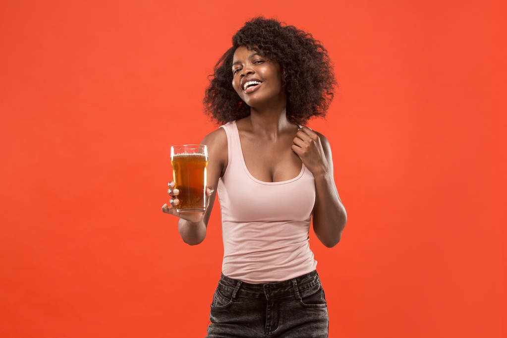 Sexy jovem afro mulher beber cerveja, não isolado no fundo branco
 - Foto, Imagem