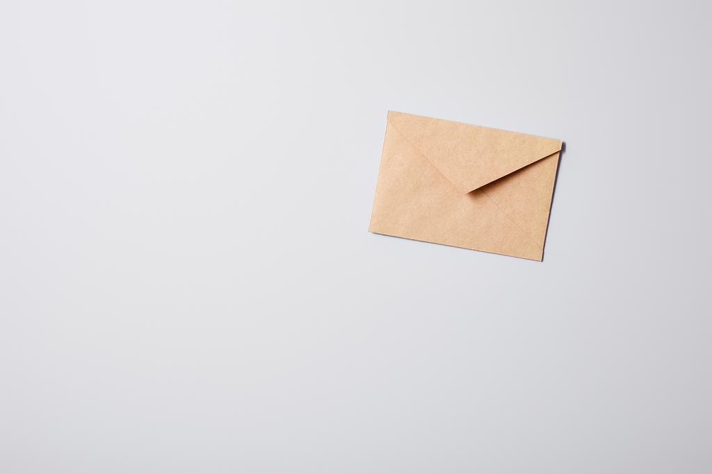 верхний вид пустой коричневый конверт на белой поверхности для макета
 - Фото, изображение