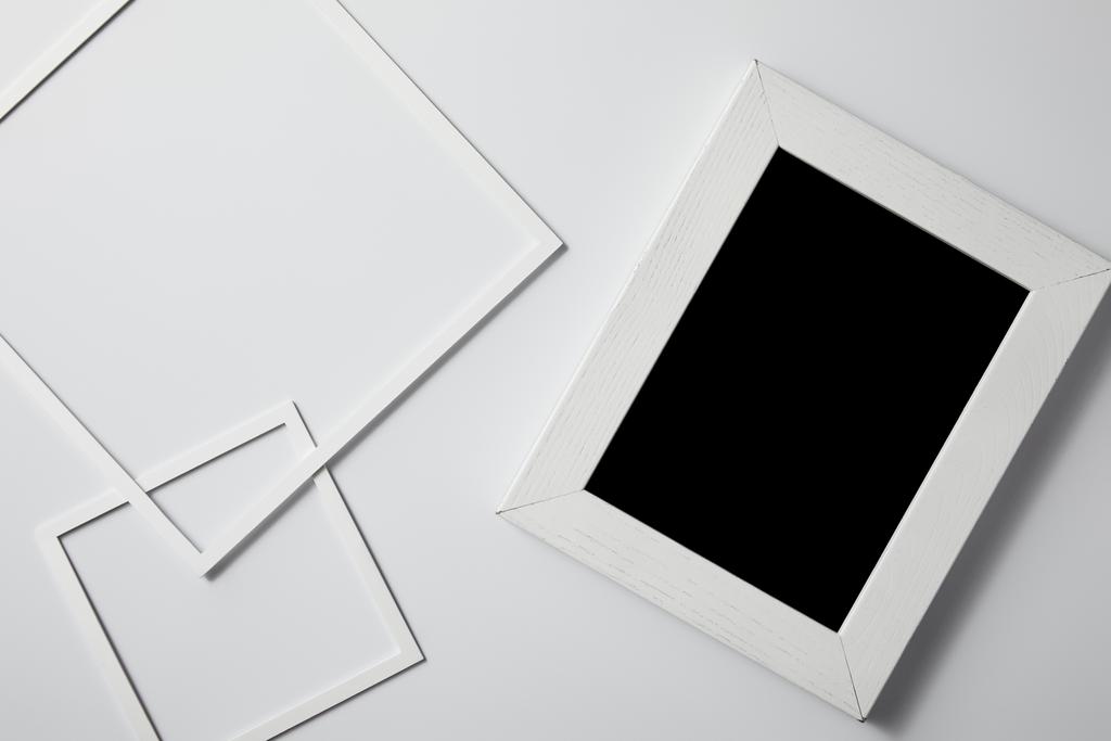 Widok z góry kwadratowych klatek z pusta tablica na białej powierzchni dla makieta - Zdjęcie, obraz