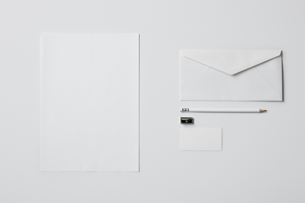 vista superior de la maqueta de negocios con suministros de papel y lápiz en la superficie blanca para maqueta
 - Foto, Imagen