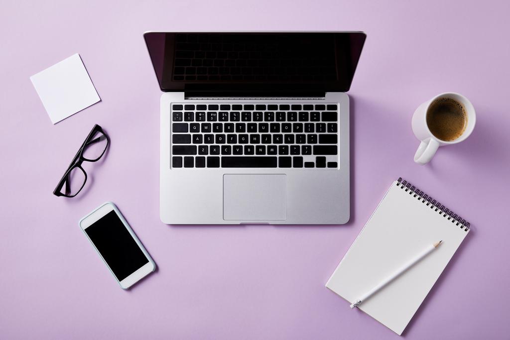 κάτοψη του χώρου εργασίας με laptop και smartphone σε ροζ επιτραπέζια για mockup - Φωτογραφία, εικόνα