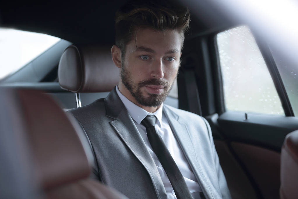 Hombre de negocios guapo en coche
. - Foto, Imagen
