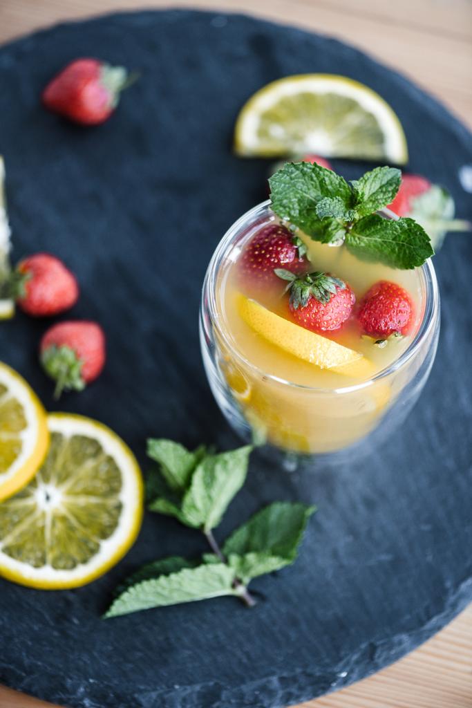 pohled shora skla s šťavnaté Letní koktejl s mátou a jahody na břidlicové desky - Fotografie, Obrázek