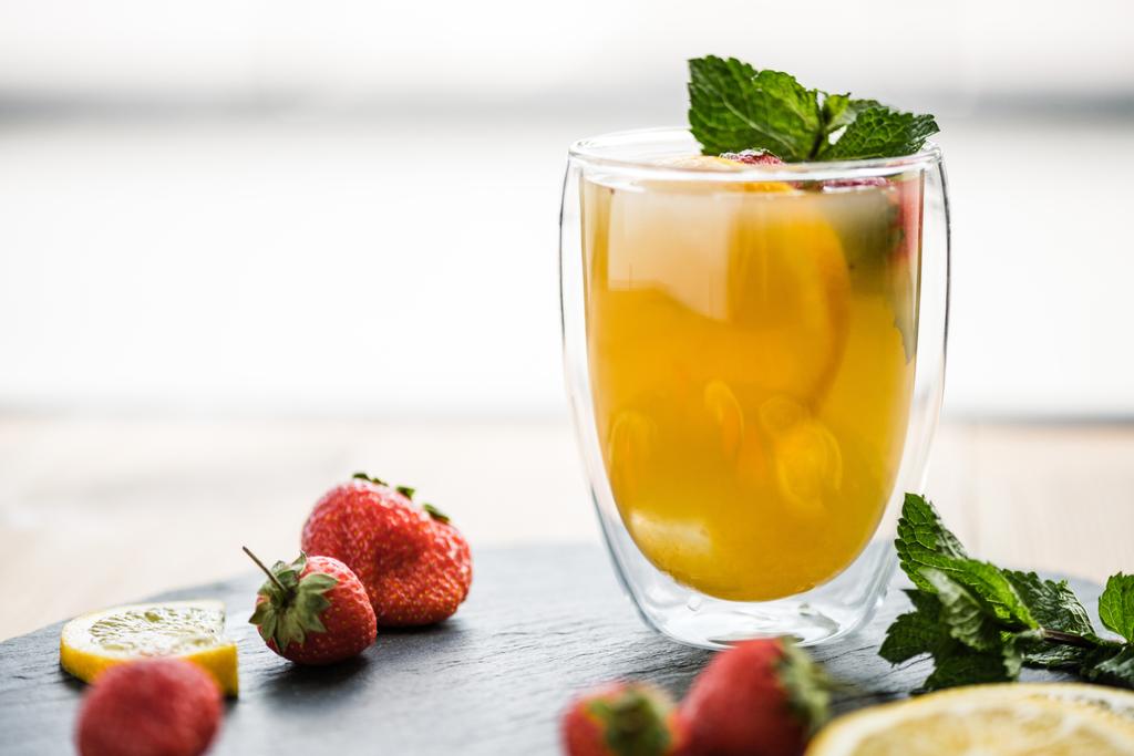 Detailní pohled skla s šťavnaté Letní koktejl s mátou a jahody   - Fotografie, Obrázek