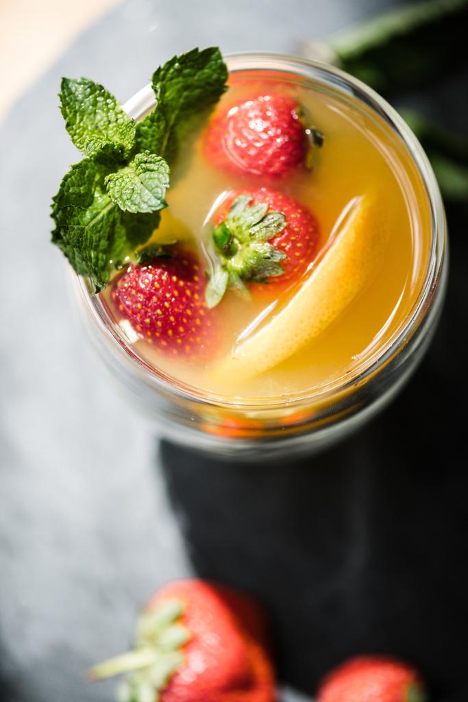 вид на вкусный сочный летний коктейль с мятой и клубникой в стакане
 - Фото, изображение