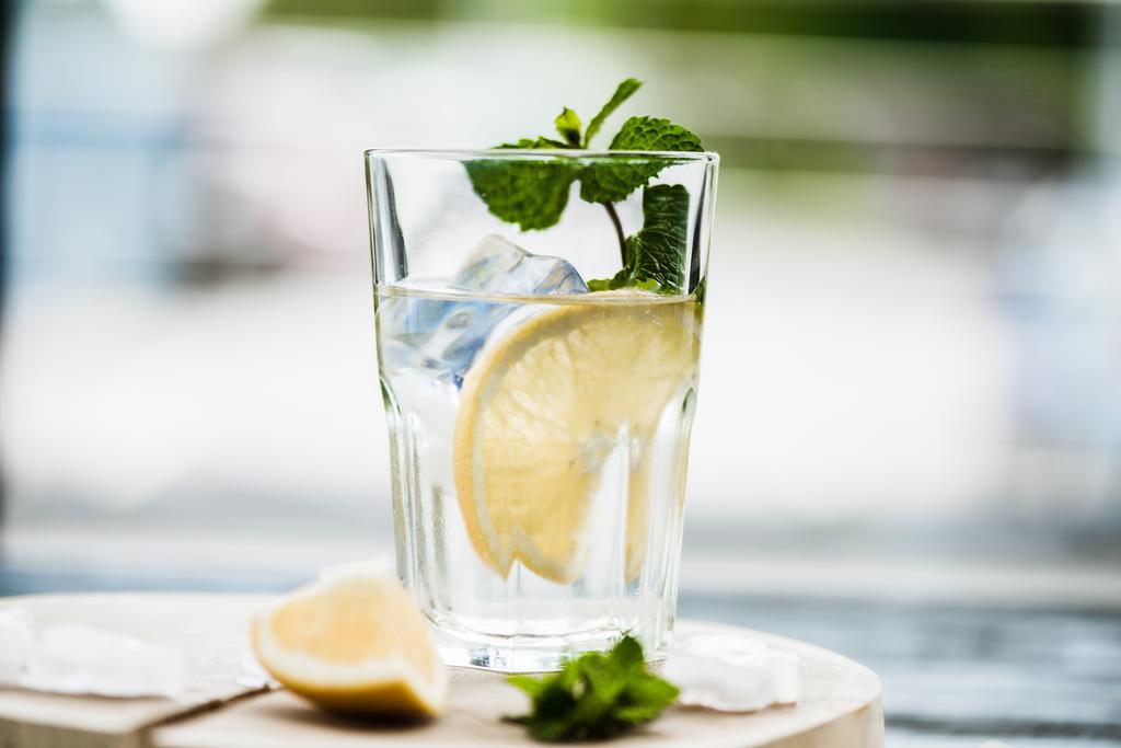 vue rapprochée du verre avec cocktail d'été frais et glaçons
  - Photo, image