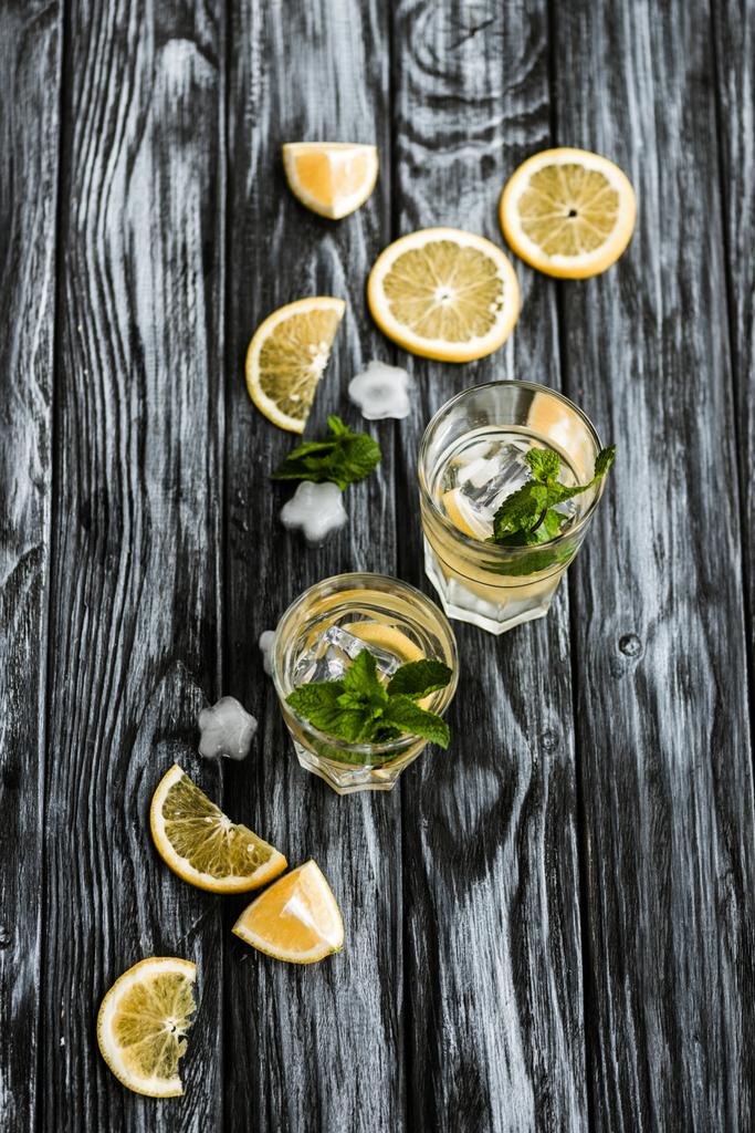 Ansicht von Mojito-Cocktail in Gläsern und frischen Zutaten auf Holztisch - Foto, Bild