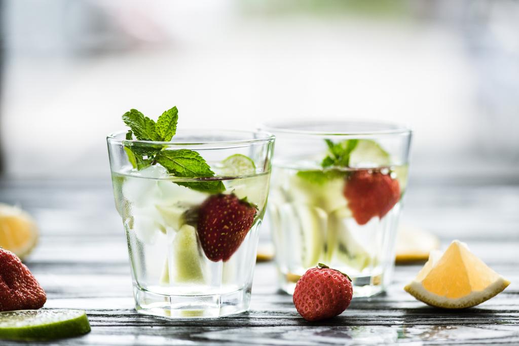 vue rapprochée des verres avec délicieux cocktail froid d'été
  - Photo, image