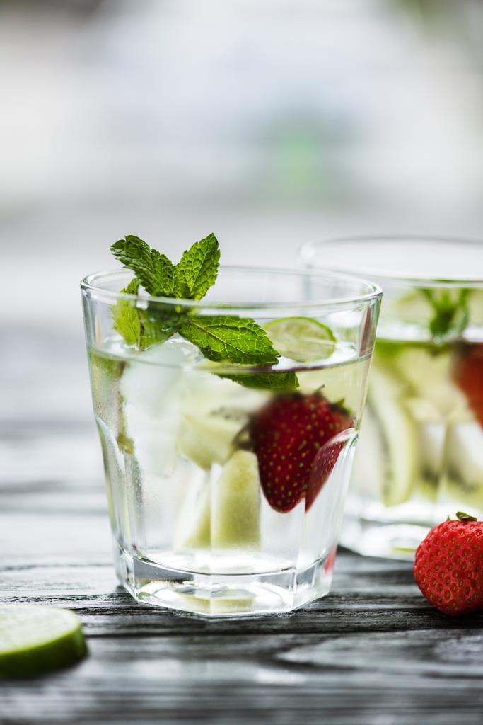 köstlicher Erdbeermojito-Cocktail in Gläsern auf Holztisch  - Foto, Bild