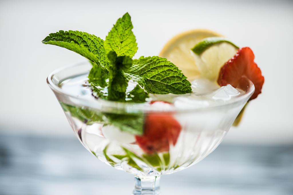 Nahaufnahme von frischem, kaltem Erdbeermojito-Cocktail im Glas - Foto, Bild