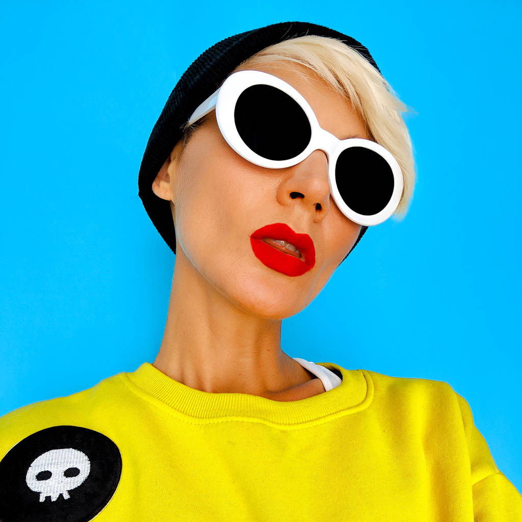 Porträt helle Hipster Tom Boy Mädchen in stilvollen Accessoires Beanie und Brille. Stadtbild - Foto, Bild