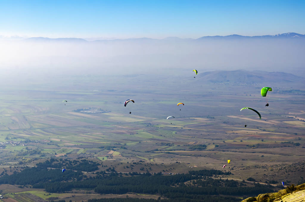Mavi gökyüzü arka plan üzerinde uçan paraşütler  - Fotoğraf, Görsel