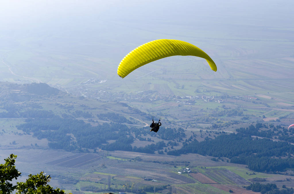 Vista del parapente volando en el aire sobre el valle
 - Foto, imagen