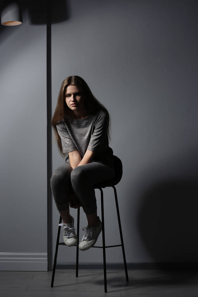 Deprese mladá žena na šedém pozadí - Fotografie, Obrázek
