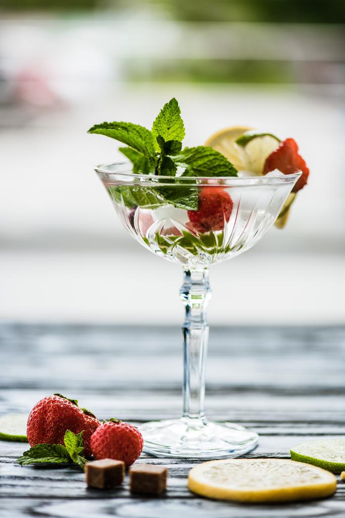Крупный план свежего летнего коктейля с фруктами и мятой в бокале Маргариты
 - Фото, изображение