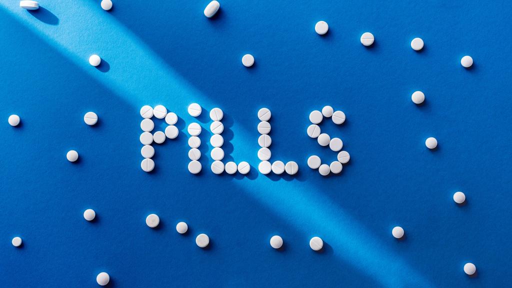 felülnézet megnevezéséhez tabletták a kék alapon fehér tabletta  - Fotó, kép