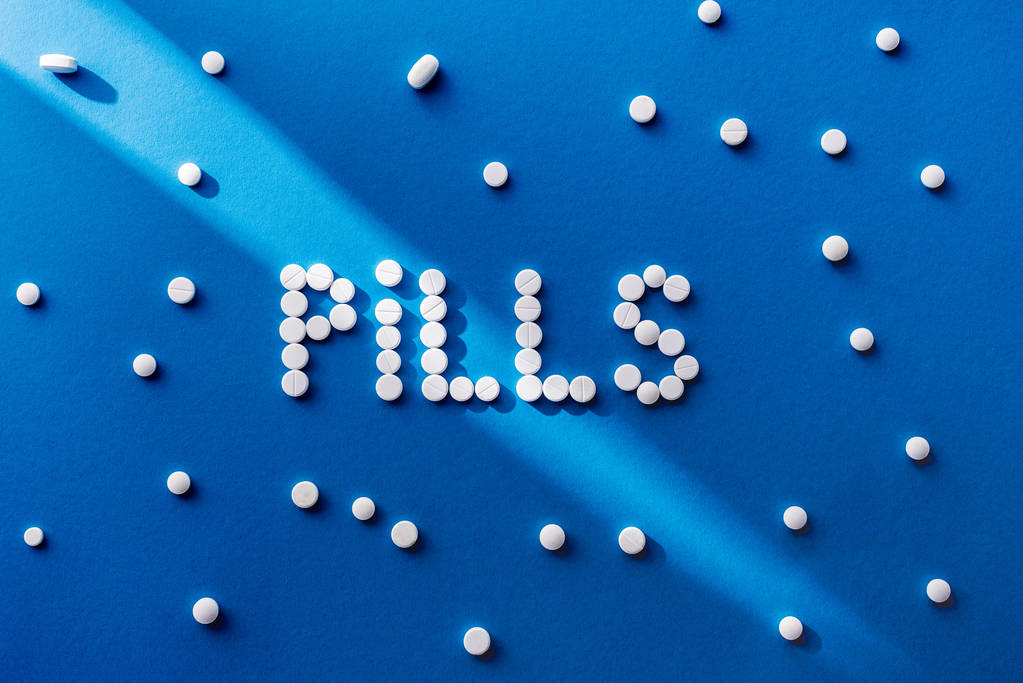 vista elevada de las píldoras de letras por tabletas blancas sobre fondo azul
  - Foto, imagen