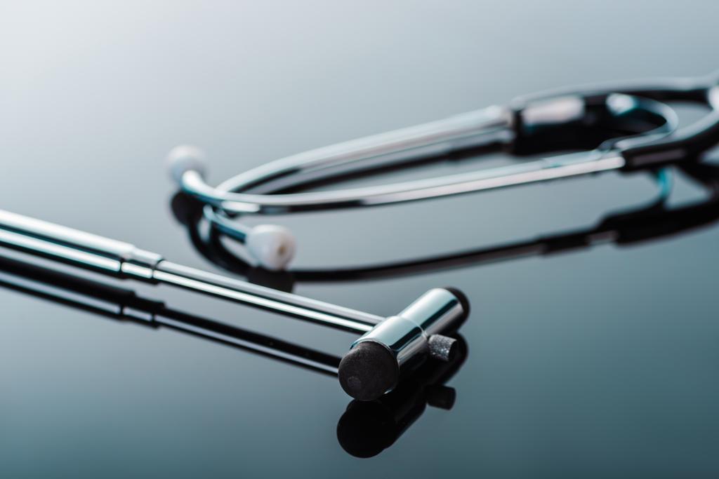 refleks çekici ve stetoskop cam yüzeyi tarih seçici odak  - Fotoğraf, Görsel
