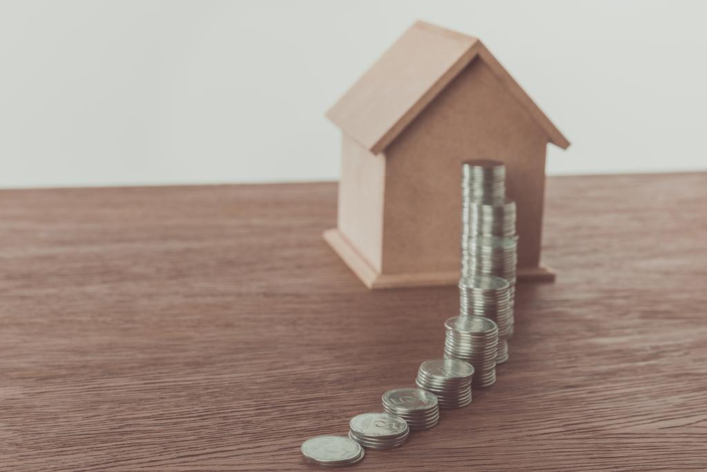 piles de pièces de monnaie et petite maison en bois sur plateau brun, concept d'économie
  - Photo, image