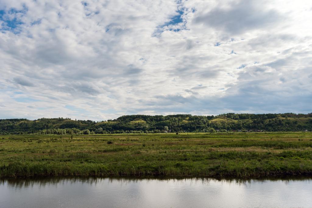 festői kilátással a gyönyörű folyó zöld mező előtt - Fotó, kép