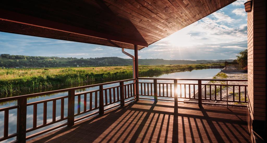 largo tiro de de belo pôr do sol sobre o rio a partir de terraço de madeira
 - Foto, Imagem